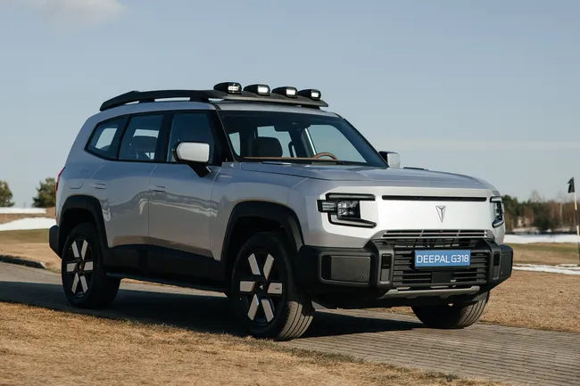 Deepal G318: в России начали продавать гибридный внедорожник с «прожекторами» на крыше
