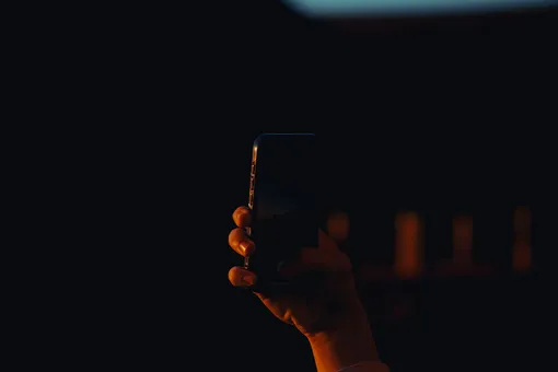 Смартфон в руке