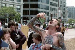 Удивительная профессия! Вот как глотатели шпаг не ранят себя