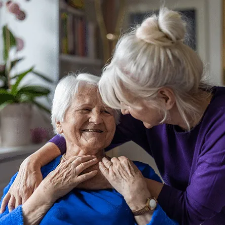 престарелая женщина и дочь престарелая женщина и дочь