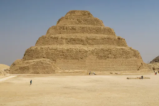 У нее не гладкие, а ступенчатые стороны: каждый уровень был построен поверх предыдущего Ступенчатая пирамида Джосера, Египет