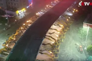 116 экскаваторов снесли мост за ночь: видео 116 экскаваторов снесли мост за ночь: видео