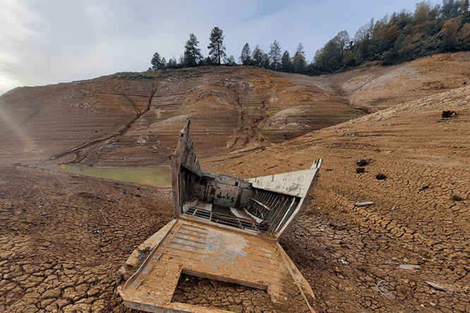 Лодка Второй мировой в пересохшем калифорнийском озере и очень редкая древняя мозаика в Сирии: главные новости сегодня