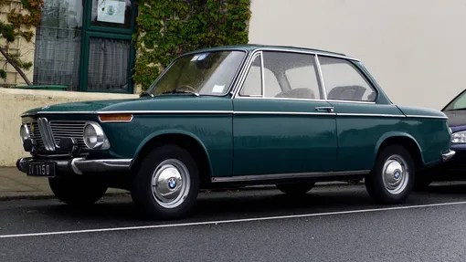 BMW 1600-й серии зеленый