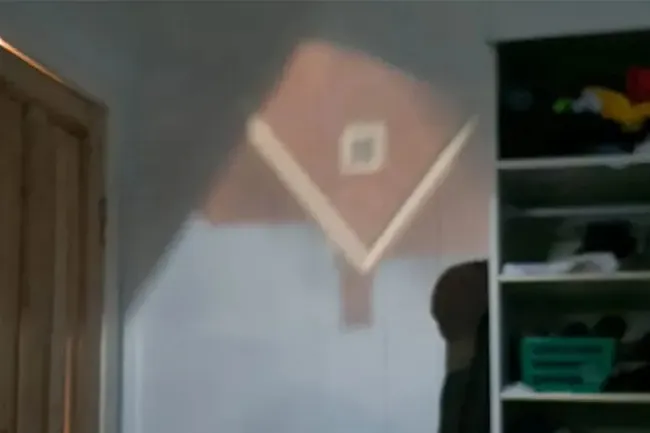 Домовой ни при чем: угадайте, как на стене появилось странное изображение