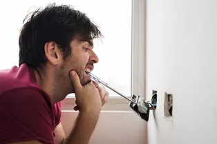 Почему искрит розетка: 3 основные причины и когда это может быть опасно