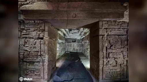 Внутри гробницы находится камера, окруженная резными мужскими и женскими фигурами. /