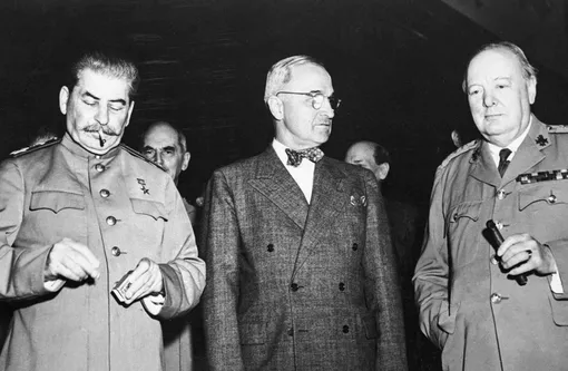Советский лидер Иосиф Сталин, президент США Гарри Трумэн и премьер-министр Великобритании Уинстон Черчилль стоят вместе перед началом заседаний Потсдамской конференции в июле 1945 года. / Советский лидер Иосиф Сталин, президент США Гарри Трумэн и премьер-министр Великобритании Уинстон Черчилль стоят вместе перед началом заседаний Потсдамской конференции в июле 1945 года. /