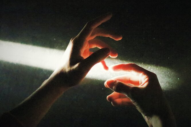 Невролог назвал смертельное заболевание, о котором говорит тремор рук. Если у вас так трясутся руки — срочно к врачу!