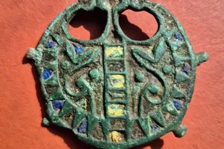 Британец с металлоискателем нашел редкую брошь из Римской империи Британец с металлоискателем нашел редкую брошь из Римской империи