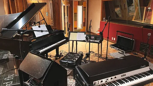 инструменты в студии звукозаписи