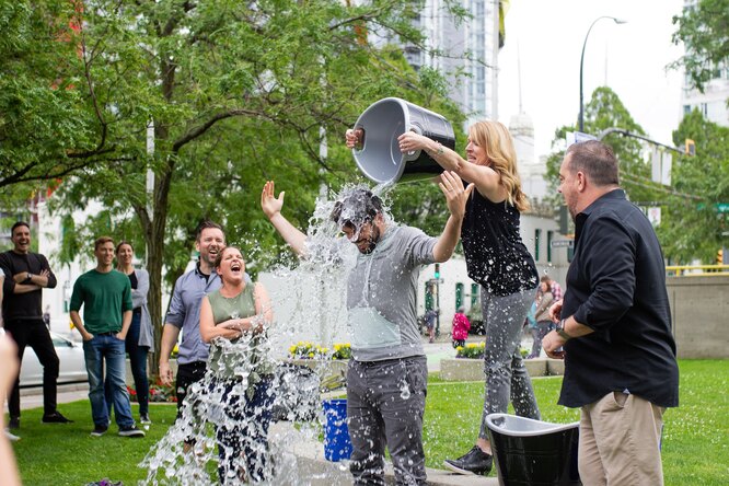 FDA одобрило препарат, который был профинансирован с помощью «Ice Bucket Challenge» FDA одобрило препарат, который был профинансирован с помощью «Ice Bucket Challenge»