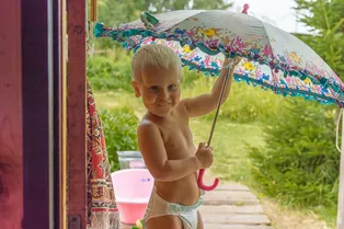 Задумайтесь и обезопасьтесь! Вот как жара влияет на здоровье кожи ребенка: интересные факты