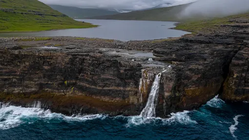 Водопад Бесадальсфоссур, вытекающий из озера Сёрвогсватн