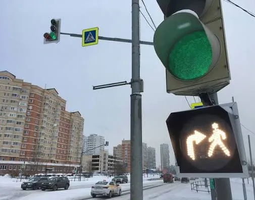 Белое изображение пешехода со стрелкой сообщает, что… Белое изображение пешехода со стрелкой сообщает, что…