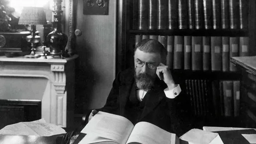 Анри Пуанкаре в своем кабинете Анри Пуанкаре в своем кабинете