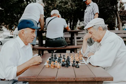 Мужчины играют в шахматы на улице