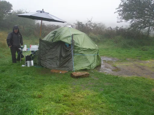 палатка в дождь, туристический лагерь