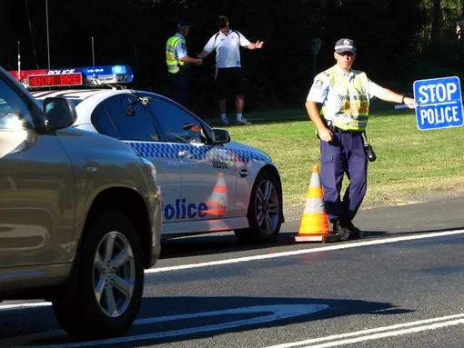 Полицейский останавливает машину Полицейский останавливает машину