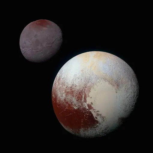 Плутон и Харон, запечатленные во время пролета зонда New Horizons в 2015 году. Плутон и Харон, запечатленные во время пролета зонда New Horizons в 2015 году.