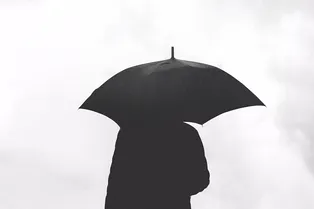 Почему открывать зонт в помещении — плохой знак? Простое объяснение!