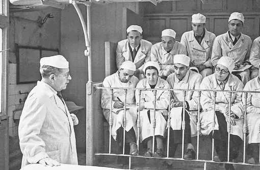 Николай Бурденко проводит лекцию студентам