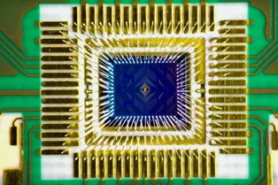 Intel начал поставки первого квантового процессора Intel начал поставки первого квантового процессора