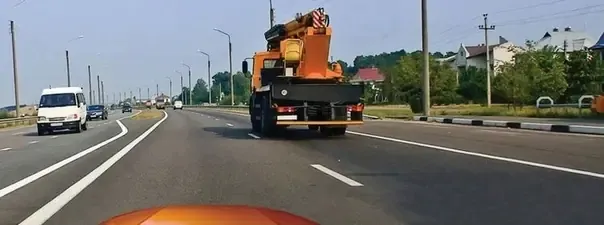 Завершив опережение грузовика, по какой полосе можно продолжить движение? Завершив опережение грузовика, по какой полосе можно продолжить движение?