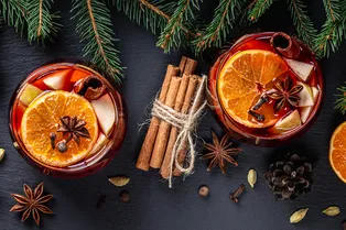 Согревающие напитки с пряностями: в чем разница между глинтвейном, пуншем и глёгом