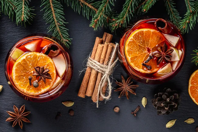 Согревающие напитки с пряностями: в чем разница между глинтвейном, пуншем и глёгом