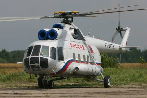 ми-8 на земле с вращающимся винтом