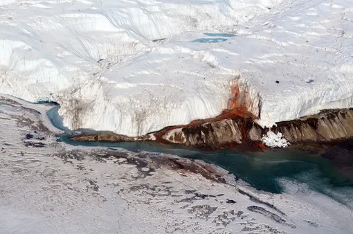 Кровавый водопад в Антарктиде