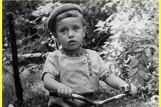 Актерской игрой этого мальчика до сих пор восхищается вся страна! Узнаете легенду советского кино на фото?