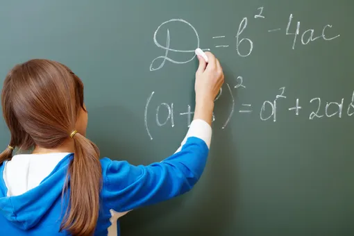 Школьница решает математический пример