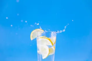 Возьмите на вооружение! Вот как вода с лимоном улучшает здоровье