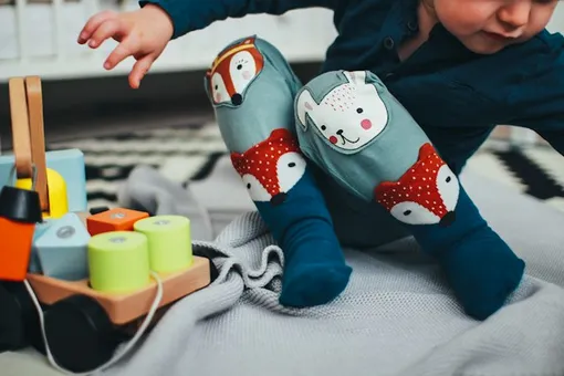 малыш играет малыш играет