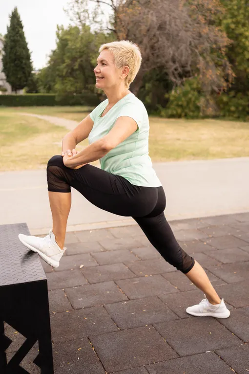 женщина занимается спортом женщина занимается спортом