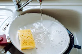 Вы точно когда-либо мыли горячую сковороду холодной водой: вот почему это больше не стоит повторять