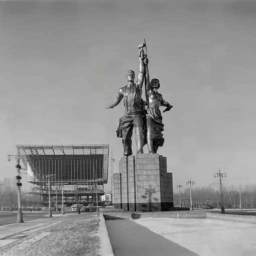 Скульптура «Рабочий и колхозница»