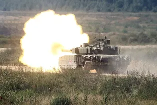 Т-80 выстрелил управляемой ракетой: видео из танка Т-80 выстрелил управляемой ракетой: видео из танка
