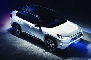 Toyota показала новый кроссовер RAV4 Toyota показала новый кроссовер RAV4