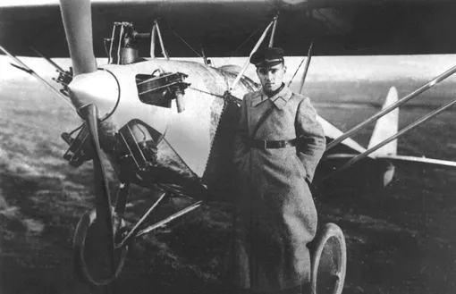 Александр Яковлев с авиеткой АИР-4 Александр Яковлев с авиеткой АИР-4
