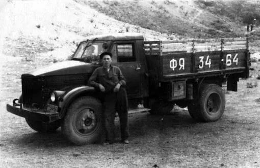 шофер у грузовика газ-51