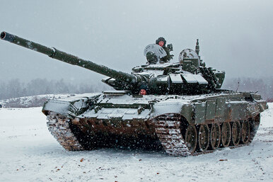Как тестируют танк Т-72Б3: по снегу на броне