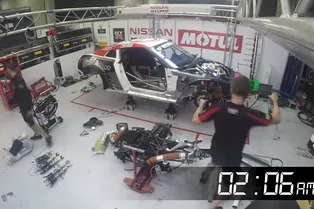 Техники ремонтируют автомобиль после страшной аварии: таймлапс Техники ремонтируют автомобиль после страшной аварии: таймлапс