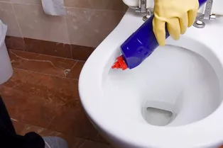 Средство для мытья посуды НУЖНО выливать в унитаз — вот зачем