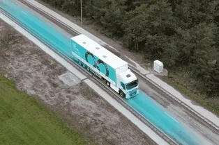 Французская автомагистраль заряжает электромобили на ходу – впервые в мире Французская автомагистраль заряжает электромобили на ходу – впервые в мире