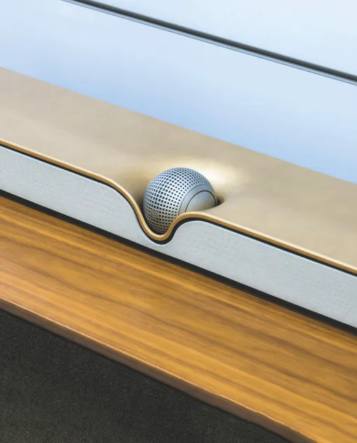 Саундбар Devialet Dione Opéra de Paris. 17 динамиков воспроизводят глубокий бас, чистые высокие частоты и детализированную середину, создавая эффект присутствия в концертном зале.