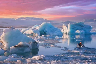 Почему Арктика нагревается быстрее Антарктики и всей планеты в целом?