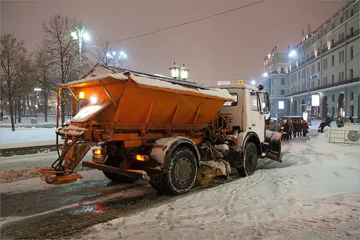 снегоуборщик на улице москвы снегоуборщик на улице москвы